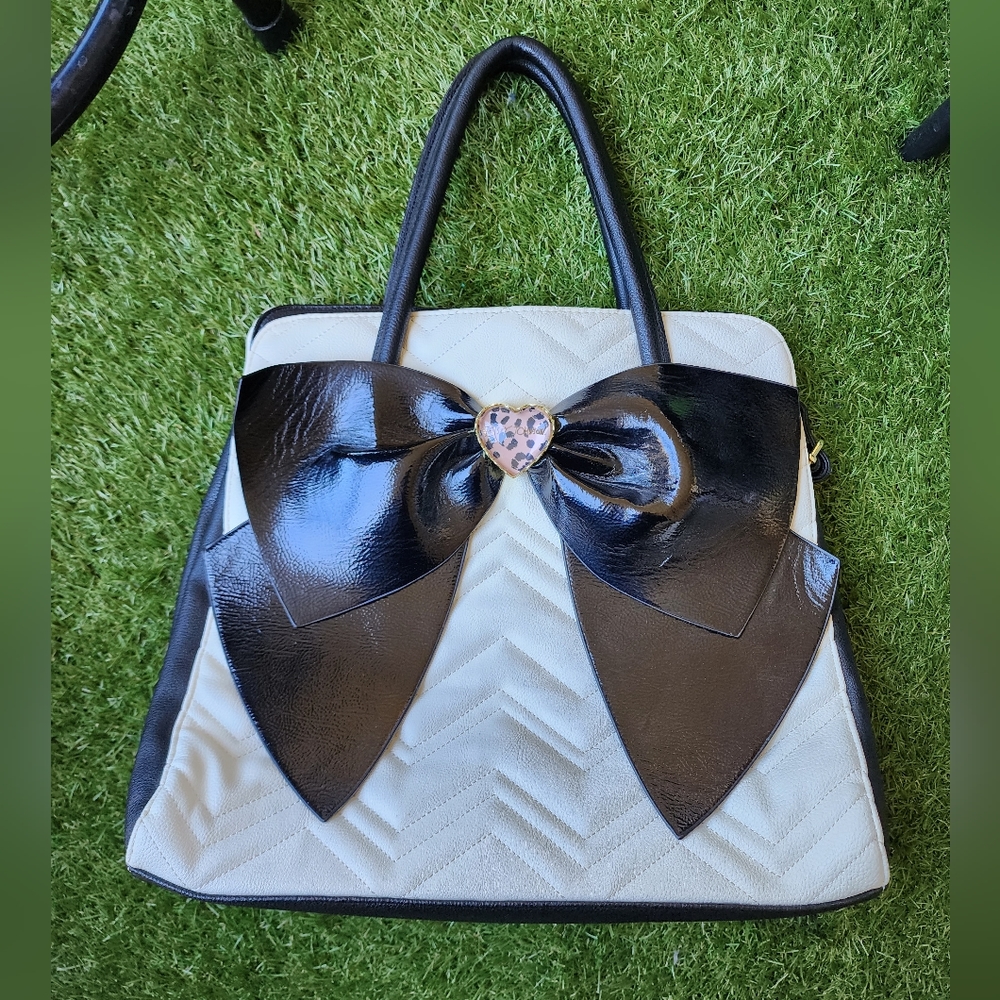 🎊HP🎉 Oversized Chevron Betsey Johnson Satchel